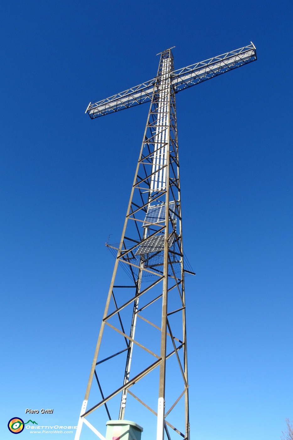 62 Alla alta croce di vetta del Canto Alto (1146 m).JPG